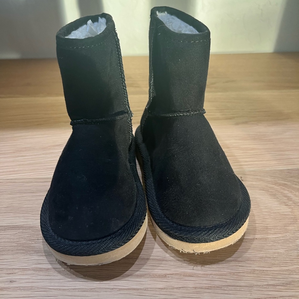 Old Navy Toddler size 6 Black boots Faux Fur Lining